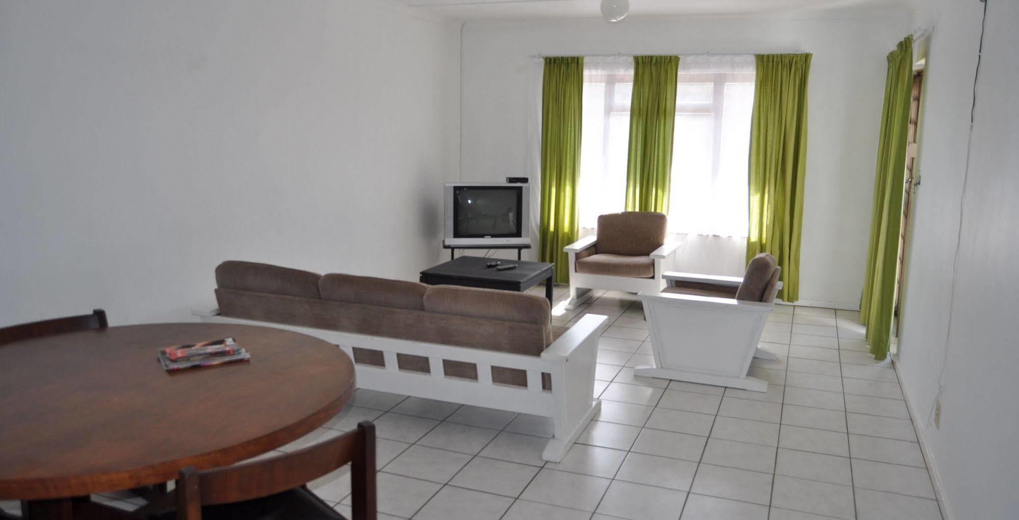 Backpacker Apartments Plettenbergbaai Buitenkant foto